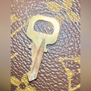 💯 Authentic Louis Vuitton Gold Brass Key #307